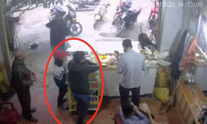 Khoát cùng em T vào cửa hàng bán điện thoại (ảnh cắt từ camera).