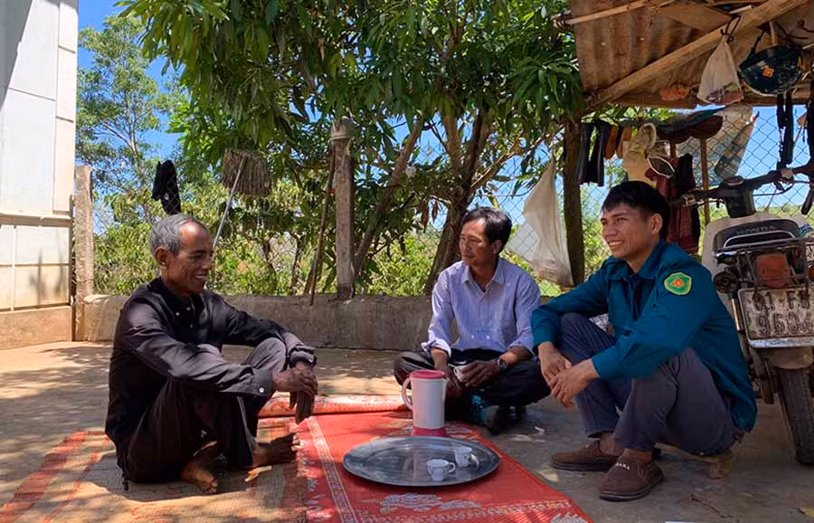 Ông Yuir (bìa trái) kể chuyện sống trong hang đá những ngày kháng chiến chống Mỹ. Ảnh: Phương Linh