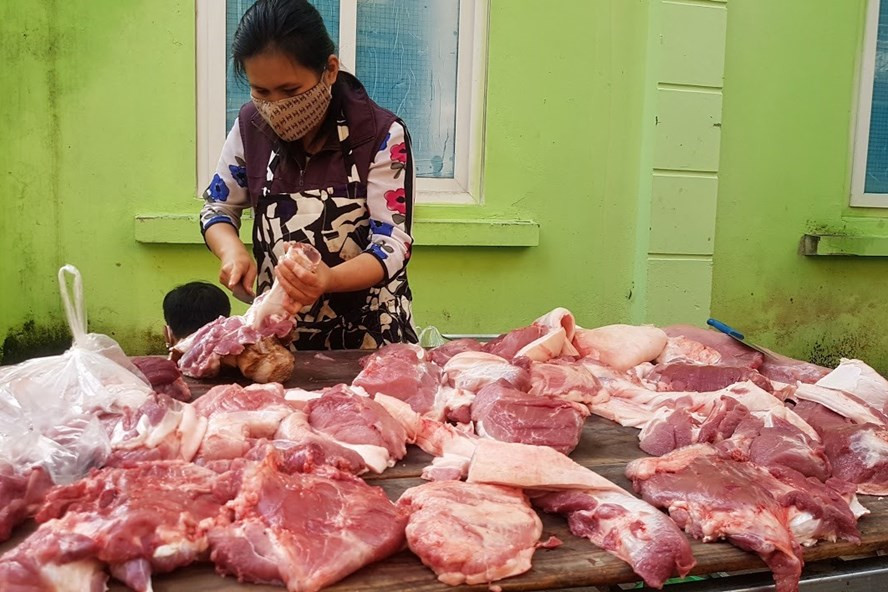  Qua nhiều khâu trung gian giá thịt lợn bầy bán ở chợ dân sinh đang rất cao. Ảnh: Kh.V