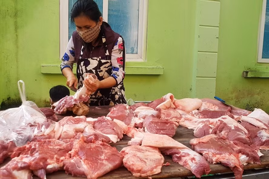  Qua nhiều khâu trung gian giá thịt lợn bầy bán ở chợ dân sinh đang rất cao. Ảnh: Kh.V