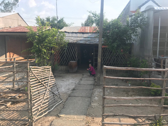 Phụ nữ do không có công việc ổn định chỉ ở nhà lo cơm nước và chăm con. Thu nhập vì thế cũng bấp bênh - Ảnh: A.V.