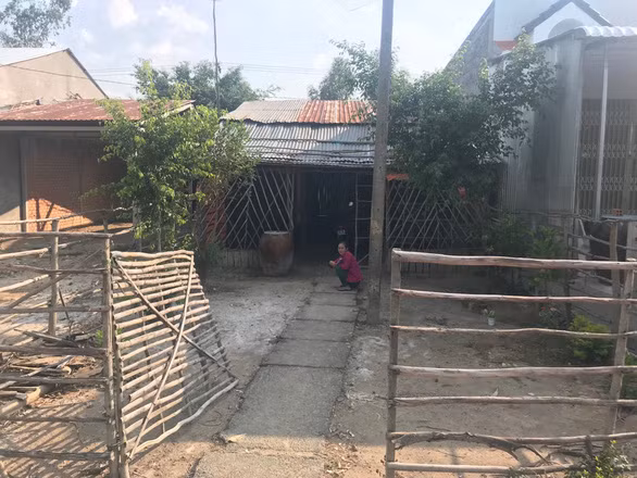 Phụ nữ do không có công việc ổn định chỉ ở nhà lo cơm nước và chăm con. Thu nhập vì thế cũng bấp bênh - Ảnh: A.V.