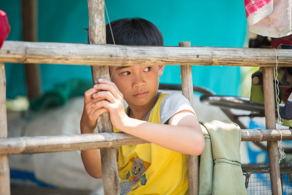 Trẻ em, người già và phụ nữ thường ở nhà trông chờ nguồn thu nhập từ những trụ cột trong gia đình - Ảnh: A.V.