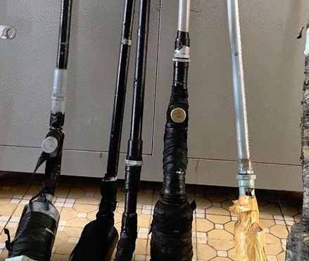 Nhóm người bỏ chạy để lại 5 khẩu súng hơi cồn tự chế. Ảnh: Văn Ngọc