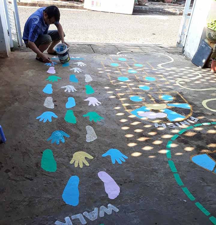  Anh Đinh Việt Thanh cho biết mô hình này khá đơn giản, phụ huynh có thể hướng dẫn con tự làm và chơi cùng con. Ảnh: Minh Châu