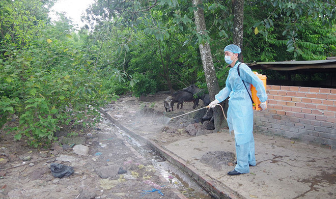 Chiến sĩ Trần Đức Thiện (áo bảo hộ) làm nhiệm vụ phòng chống dịch tại đơn vị - Ảnh: L.Ánh Chiến sĩ Trần Đức Thiện (áo bảo hộ) làm nhiệm vụ phòng chống dịch tại đơn vị - Ảnh: L.Ánh