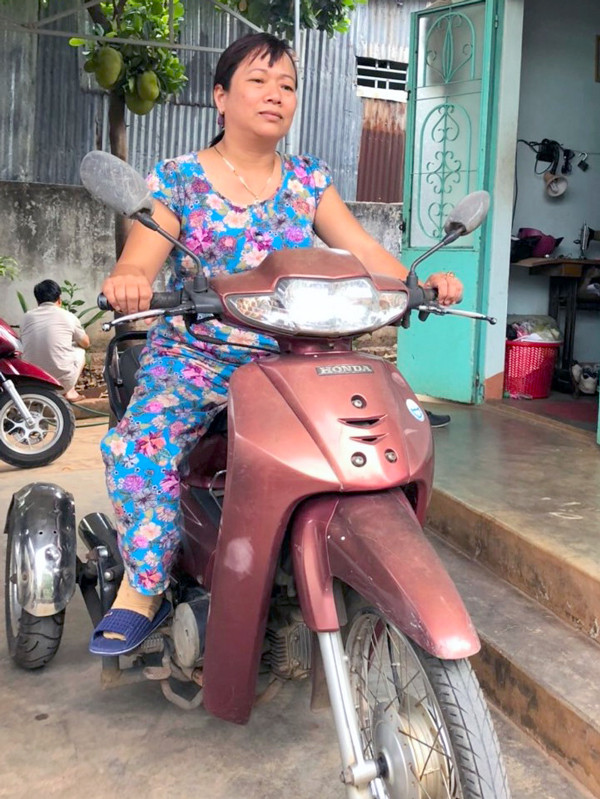 Hàng ngày chị Hợi rong ruổi trên chiếc xe ba bánh tự chế đi bán bún cua. Ảnh: Đ.Y