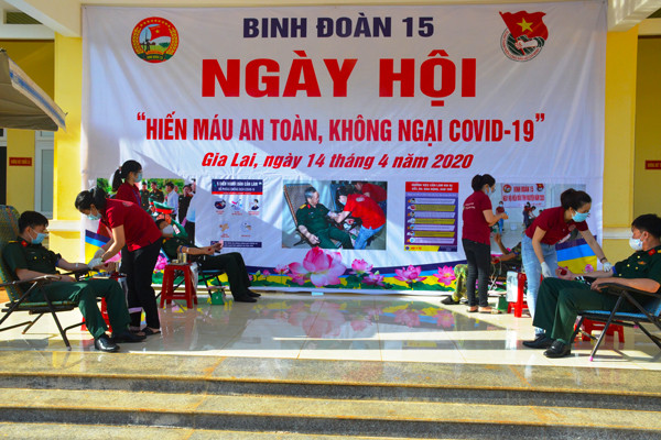 Các cán bộ, công nhân viên của Binh đoàn tham gia hiến máu. Ảnh: V.H