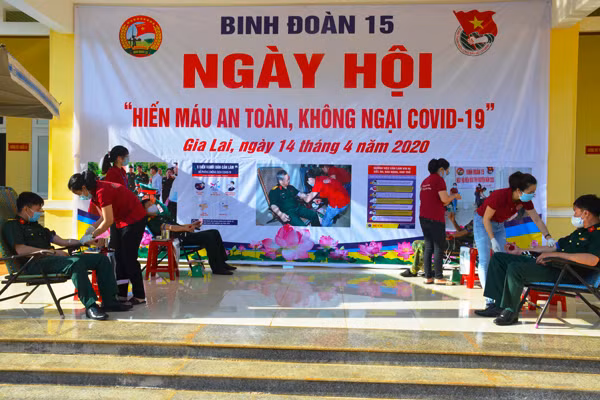 Các cán bộ, công nhân viên của Binh đoàn tham gia hiến máu. Ảnh: V.H