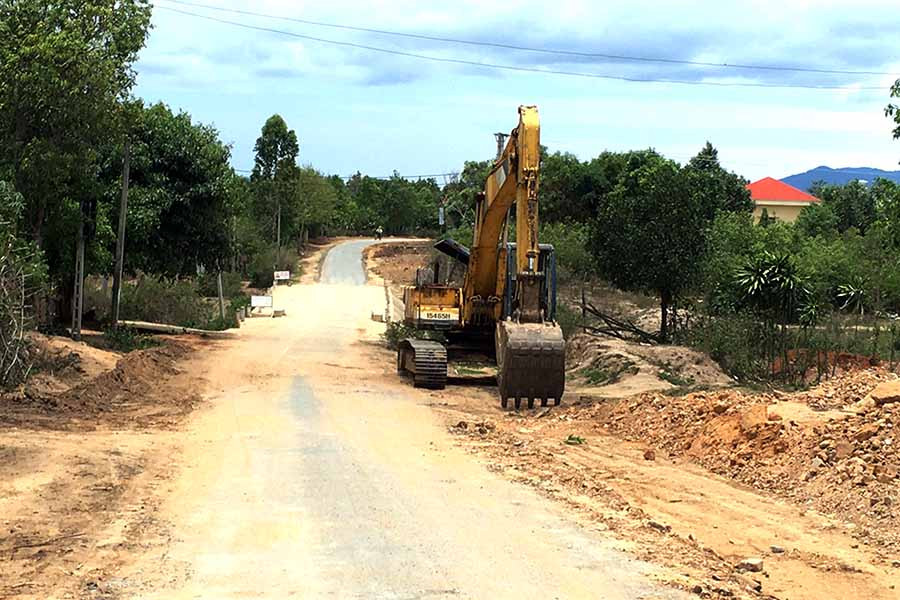 Thi công đường vào Vườn quốc gia Kon Ka Kinh. Ảnh: Ngọc Sang Thi công đường vào Vườn quốc gia Kon Ka Kinh. Ảnh: Ngọc Sang