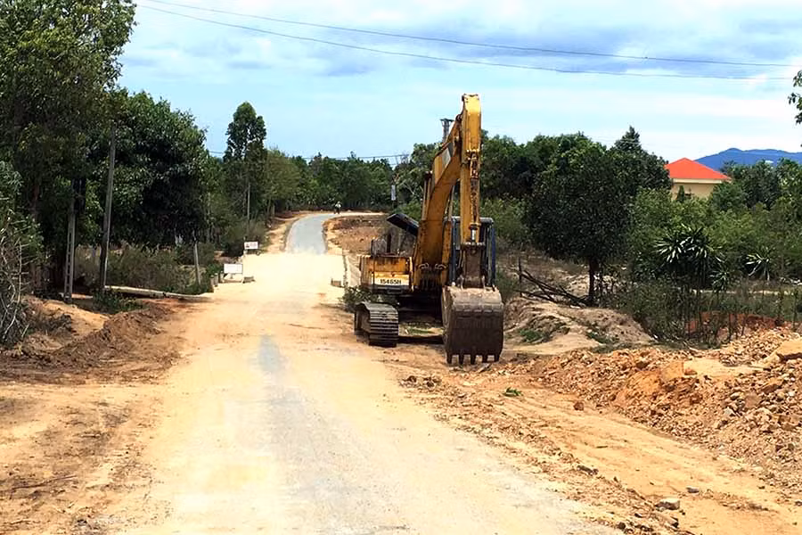  Thi công đường vào Vườn quốc gia Kon Ka Kinh. Ảnh: Ngọc Sang