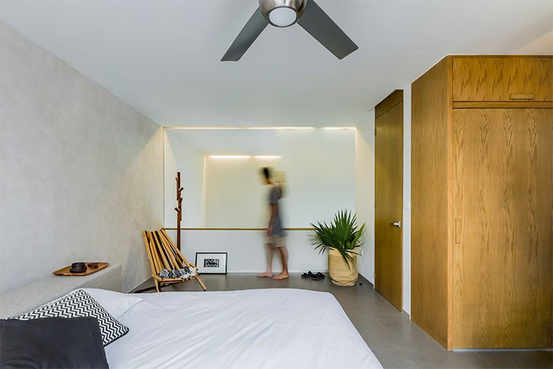 Tủ quần áo làm bằng gỗ, đặt âm tường mang đến vẻ ấm cúng, phù hợp với toàn bộ không gian. Tủ quần áo làm bằng gỗ, đặt âm tường mang đến vẻ ấm cúng, phù hợp với toàn bộ không gian.