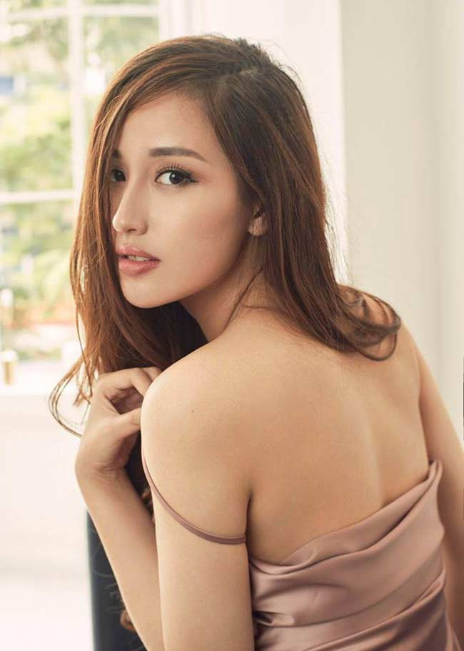 Với hình thể đạt chuẩn tiệm cận điểm 10, Mai Phương Thúy thừa sức mặc chiếc váy dáng slip dress một cách xuất sắc.