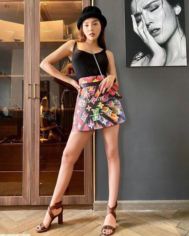 Trào lưu biến gối thành đầm chưa hạ nhiệt, Kỳ Duyên lại lấy túi giấy hàng hiệu làm thành chân váy, phối cùng áo thun hai dây sành điệu.