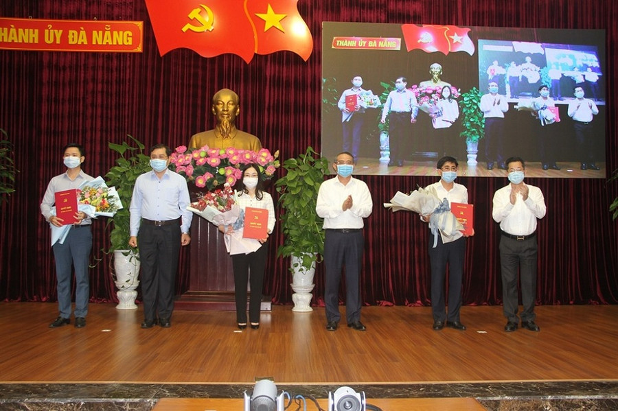 Ban Thường vụ Thành ủy Đà Nẵng tặng hoa các thành viên được Ban Bí thư chuẩn y vào BCH Đảng bộ TP. Ảnh: Lam Hàn
