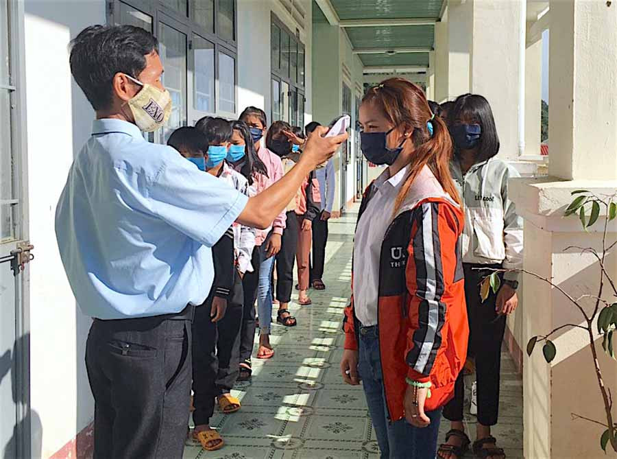 Mặc dù nằm ở vùng khó khăn, song Trường Phổ thông Dân tộc bán trú Tiểu học và THCS Kon Pne vẫn nỗ lực triển khai các biện pháp phòng dịch theo quy định. Ảnh: Hồng Thi Mặc dù nằm ở vùng khó khăn, song Trường Phổ thông Dân tộc bán trú Tiểu học và THCS Kon Pne vẫn nỗ lực triển khai các biện pháp phòng dịch theo quy định- Ảnh Hồng Thi