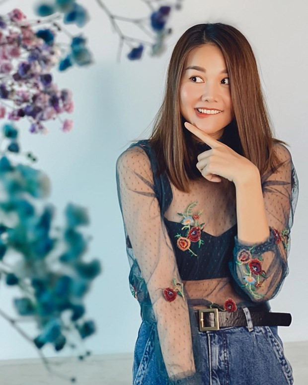 Chỉ với một góc tường nhà, Thanh Hằng đã có loạt hình đẹp như họa báo. Siêu mẫu khoe khéo ''điểm vàng'' với áo blouse xuyên thấu, phối cùng quần jeans. Phép cộng ăn ý vừa tôn vẻ trẻ trung vừa ''đánh thức'' nét quyến rũ tiềm ẩn.