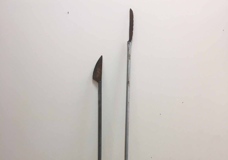 2 con dao dài khoảng 2m mà các đối tượng dùng để chém lực lượng CSCĐ. Ảnh: Lê Văn Ngọc