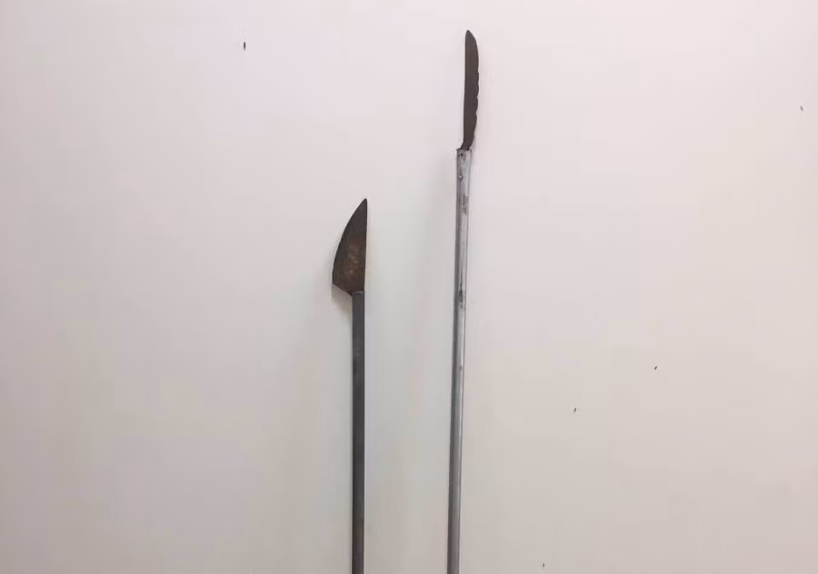 2 con dao dài khoảng 2m mà các đối tượng dùng để chém lực lượng CSCĐ. Ảnh: Lê Văn Ngọc
