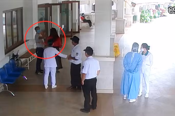 Ông Nguyễn Văn Hùng đánh nhân viên bảo vệ, dùng lời lẽ thô tục lăng mạ các nhân viên Bệnh viện Đa khoa Hoàn Mỹ Đà Lạt.