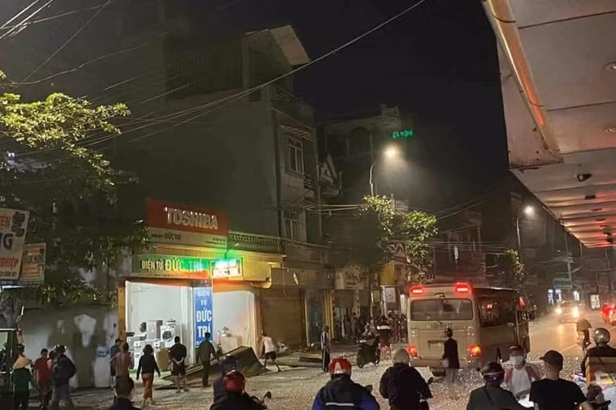  Hiện trường bên ngoài vụ nổ khí gas tại cửa hàng gia đình nhà ông Đỗ Đức Trí. Ảnh: CTV