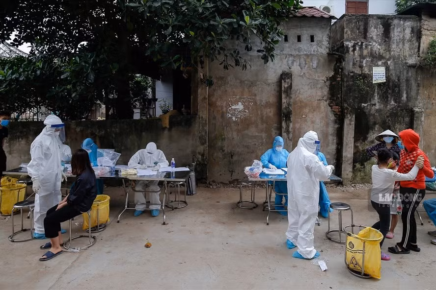  Lấy mẫu xét nghiệm COVID-19 cho người dân Hạ Lôi. Ảnh: Việt Nguyễn- Sơn Tùng