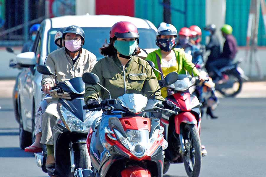 Người dân chấp hành nghiêm quy định về việc đeo khẩu trang khi đi ra ngoài đường. Ảnh: Đ.T 