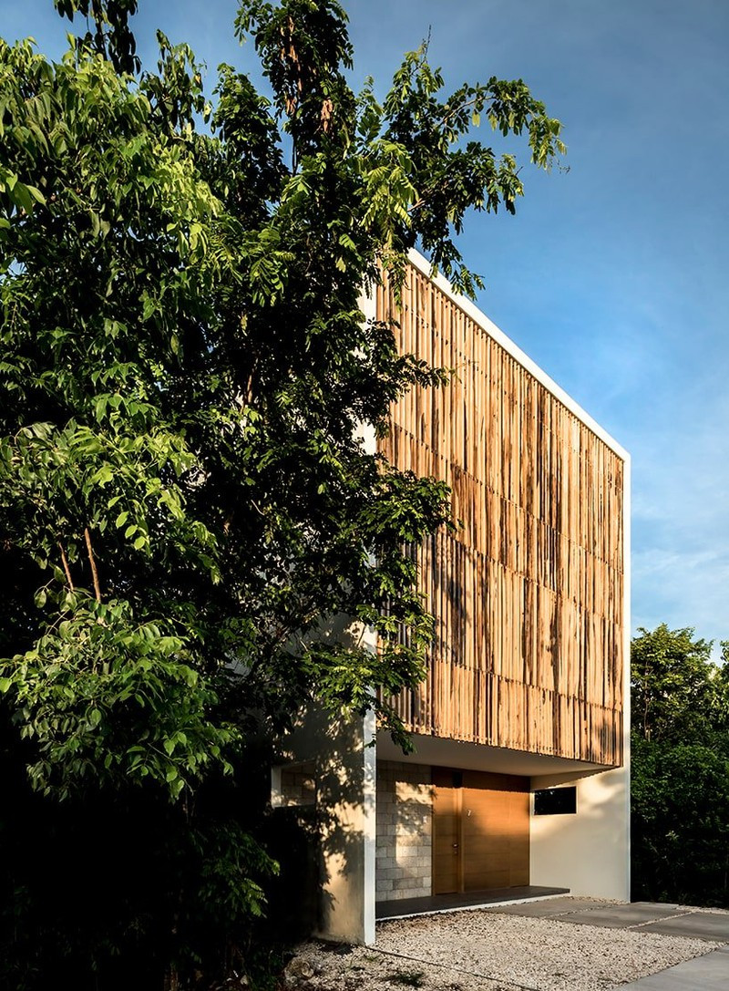 Để gió và ánh sáng vào nhà một cách tự nhiên nhất, khu vực tầng 2 và tầng 3 được gia chủ lắp đặt hệ lam gỗ, có thể đóng mở theo nhiệt độ và thời tiết. Để gió và ánh sáng vào nhà một cách tự nhiên nhất, khu vực tầng 2 và tầng 3 được gia chủ lắp đặt hệ lam gỗ, có thể đóng mở theo nhiệt độ và thời tiết.