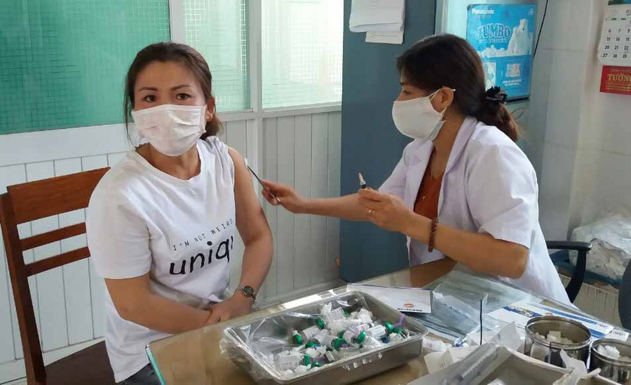 Chị Nguyễn Thị Hoa-tổ 9, phường Phù Đổng, TP.Pleiku tiêm phòng sau khi bị chó cắn. Ảnh: Như Nguyện 