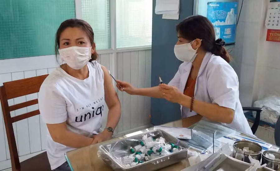 Chị Nguyễn Thị Hoa-tổ 9, phường Phù Đổng, TP.Pleiku tiêm phòng sau khi bị chó cắn. Ảnh: Như Nguyện 