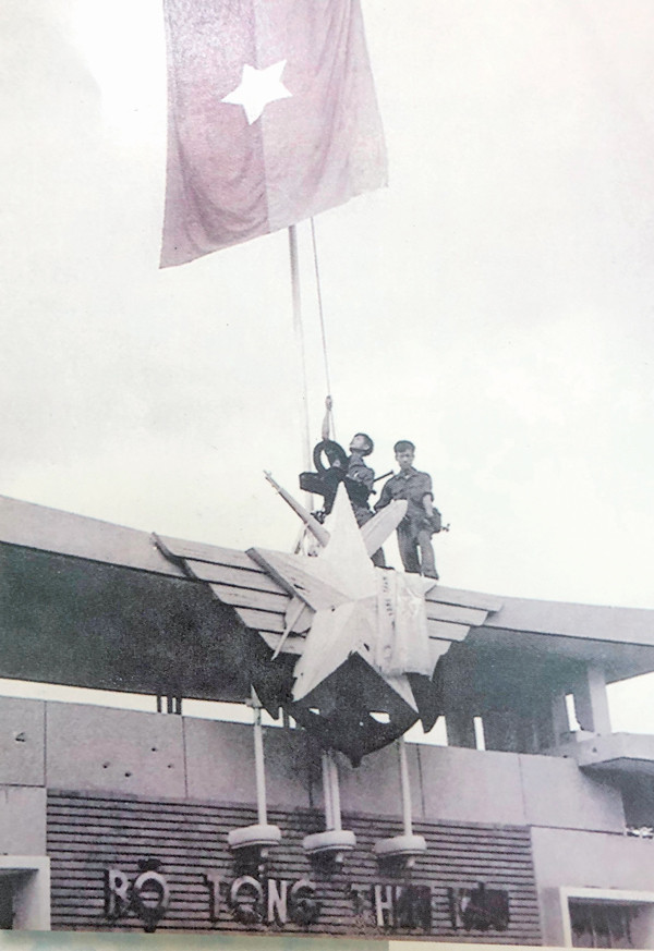 Hai đồng chí Trần Lựu và Nguyễn Duy Tân (Trung đoàn 28) cắm cờ chiến thắng trên tầng thượng Trung tâm chỉ huy Bộ Tổng tham mưu quân đội Sài Gòn (Ảnh tư liệu Quân đoàn 3).