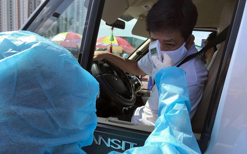 Nhân viên y tế đo thân nhiệt người đi trên xe ôtô từ Đồng Nai vào TP.HCM chiều 5-4 - Ảnh: LÊ PHAN Nhân viên y tế đo thân nhiệt người đi trên xe ôtô từ Đồng Nai vào TP.HCM chiều 5-4 - Ảnh: LÊ PHAN