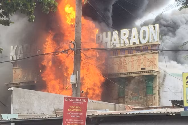 Hiện trường vụ cháy quán karaoke trên đường Hoàng Hữu Nam. Ảnh: Nguyễn An