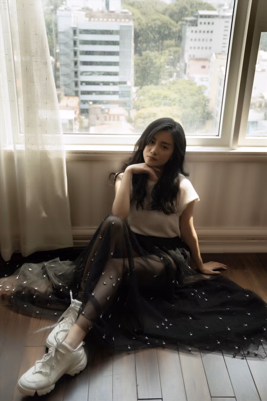 Cô chia sẻ đã thất thu tới 80% vì ảnh hưởng của bệnh dịch. Dẫu vậy MC Quỳnh Chi vẫn tự tin mình có thể vượt qua được “sóng gió” lần này. Vì đã phải cố gắng nhiều năm để xây dựng sự nghiệp, nên nữ MC cho rằng không nên vì bất cứ lý do gì để bỏ phí. Ảnh: Phạm Nhân.