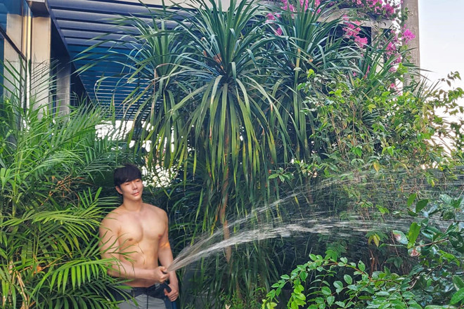 Mặc dù bận rộn với công việc hay rảnh rỗi, Nathan Lee vẫn luôn dành thời chăm sóc khu vườn triệu đô của mình. ẢNH: FBNV