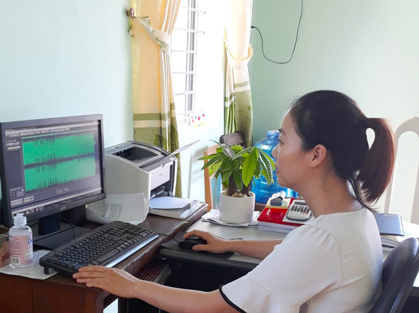 Cán bộ văn hóa xã Sơn Lang thực hiện việc thu, phát thông tin về dịch bệnh Covid-19 qua hệ thống truyền thanh cơ sở. Ảnh: P.V