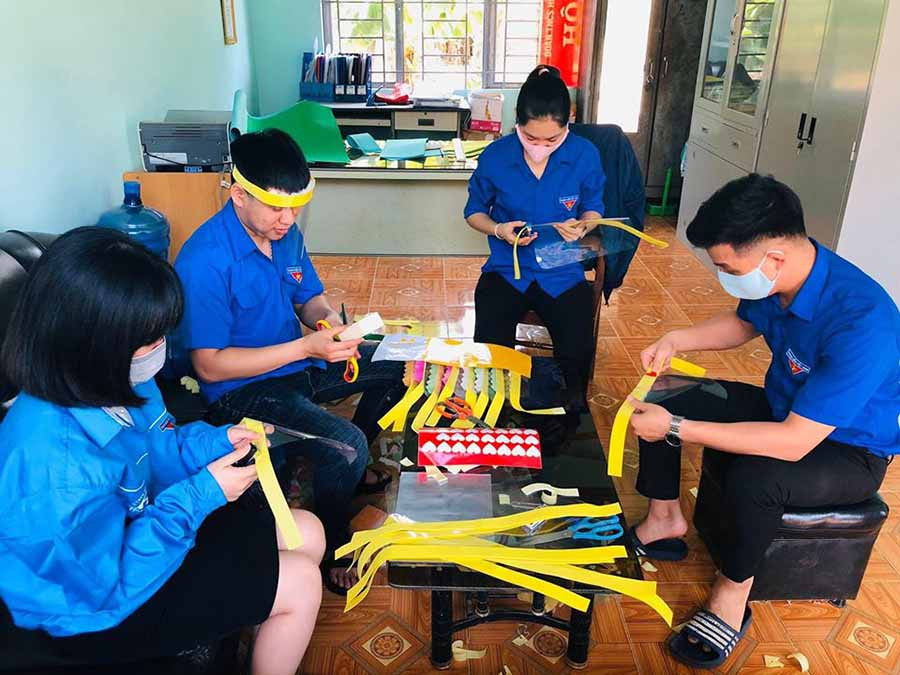 Đoàn viên, thanh niên huyện Ia Grai làm mặt nạ ngăn giọt bắn và “tai giả” để tặng các y-bác sĩ, chiến sĩ ở tuyến đầu chống dịch. Ảnh: P.L  Đoàn viên, thanh niên huyện Ia Grai làm mặt nạ ngăn giọt bắn và “tai giả” để tặng các y-bác sĩ, chiến sĩ ở tuyến đầu chống dịch. Ảnh: P.L