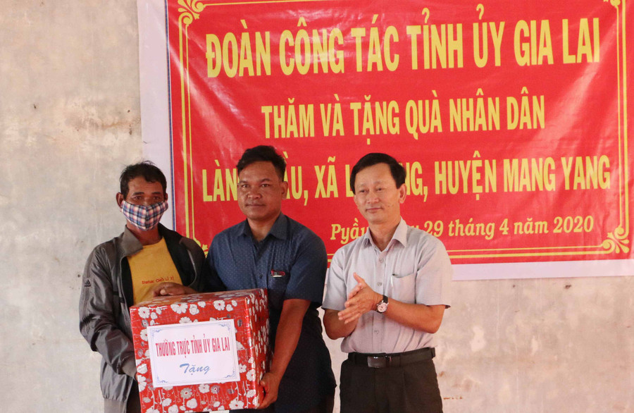 Bí thư Tỉnh ủy Dương Văn Trang tặng quà cho hệ thống chính trị làng Pờ Yầu. Ảnh: Quang Tấn Bí thư Tỉnh ủy Dương Văn Trang tặng quà cho hệ thống chính trị làng Pờ Yầu. Ảnh: Quang Tấn