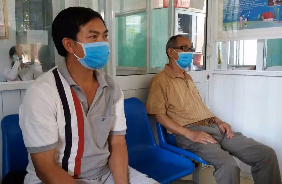 Nhiều người dân bị chó cắn phải đi tiêm vắc xin phòng bệnh dại trong sáng 1-4. Ảnh: Như Nguyện