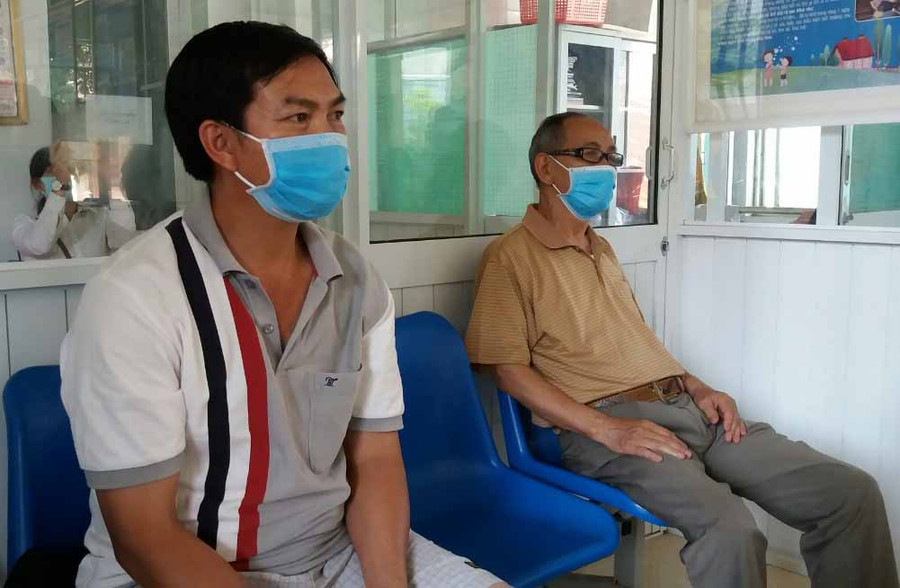 Nhiều người dân bị chó cắn phải đi tiêm vắc xin phòng bệnh dại trong sáng 1-4. Ảnh: Như Nguyện