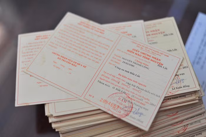 Những chồng giấy chứng nhận chất đầy hơn 30 lần hiến máu của Thượng úy Công Những chồng giấy chứng nhận chất đầy hơn 30 lần hiến máu của Thượng úy Công