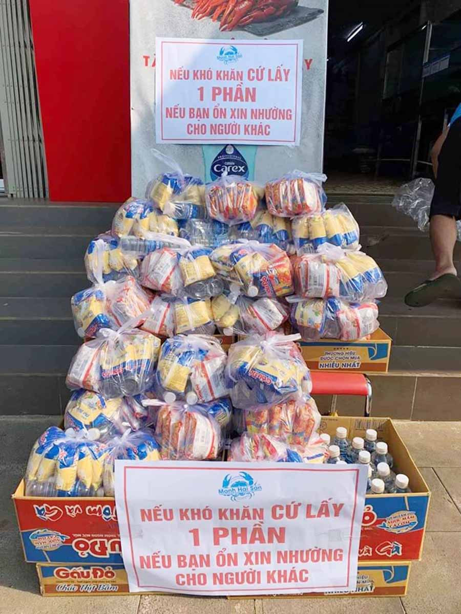 Những phần quà tặng cho người nghèo để trước số nhà 86 Hai Bà Trưng, TP. Pleiku. Ảnh: Đinh Yến Những phần quà tặng cho người nghèo để trước số nhà 86 Hai Bà Trưng, TP. Pleiku. Ảnh: Đinh Yến