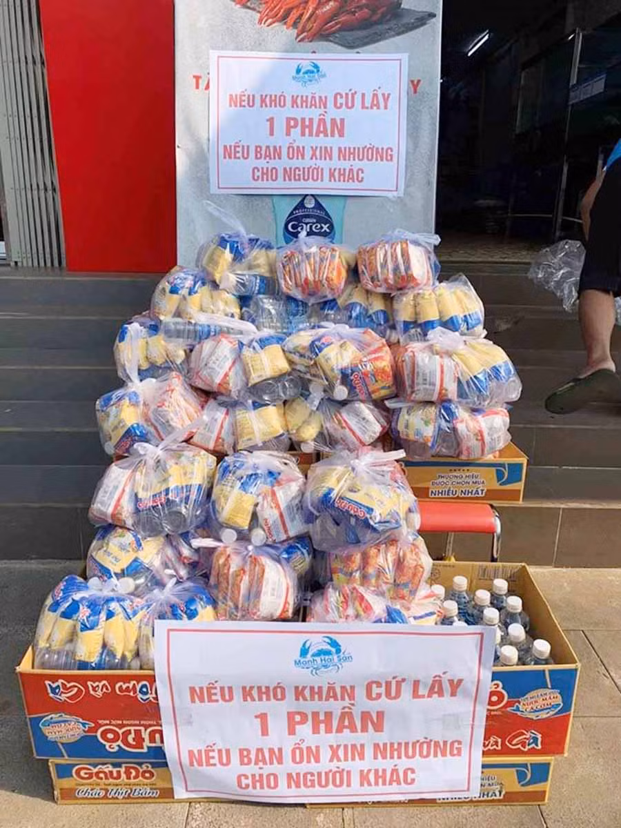 Những phần quà tặng cho người nghèo để trước số nhà 86 Hai Bà Trưng, TP. Pleiku. Ảnh: Đinh Yến