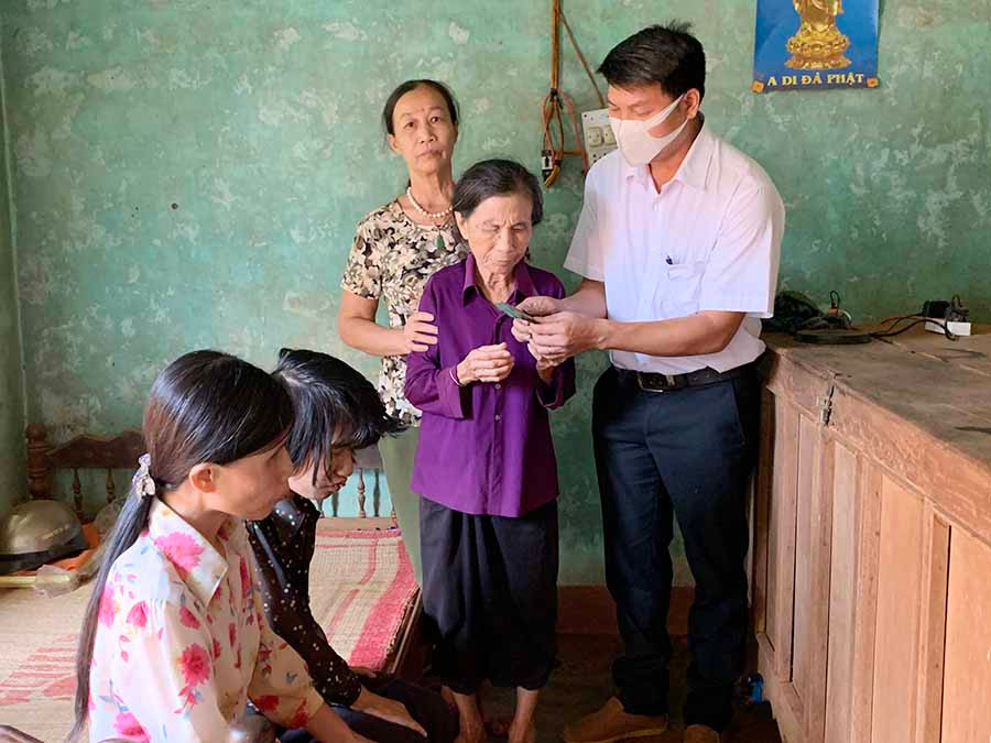  Anh Nguyễn Quốc Tư (bìa phải) trao tặng 20 triệu đồng cho hộ bà Phạm Thị Xảo (xã Ia Nan, huyện Đức Cơ). Ảnh: H.D