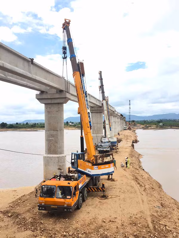 Thi công cầu Ia Rmok (huyện Krông Pa). Ảnh: L.H