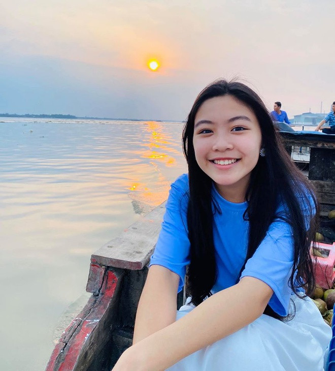 Được biết, Lọ Lem hiện đã cao hơn 1,7m và có chiều cao vượt trội hơn hẳn so với những bạn bè đồng trang lứa. Được biết, Lọ Lem hiện đã cao hơn 1,7m và có chiều cao vượt trội hơn hẳn so với những bạn bè đồng trang lứa.