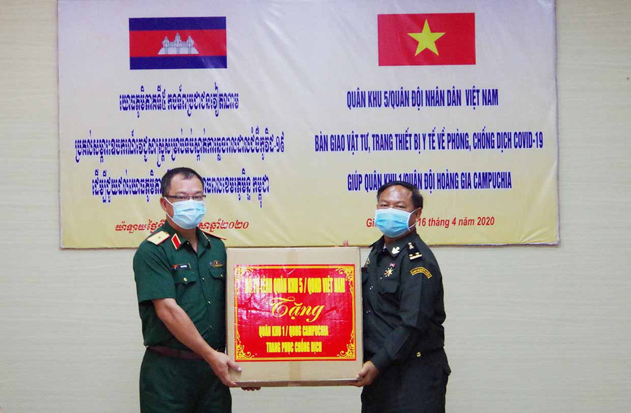 Huy BắcThiếu tướng Cao Phi Hùng-Phó Tư lệnh Quân khu 5 (bên trái) tặng quà cho lực lượng vũ trang Quân khu 1 (Quân đội Hoàng gia Campucchia). Ảnh: Huy Bắc