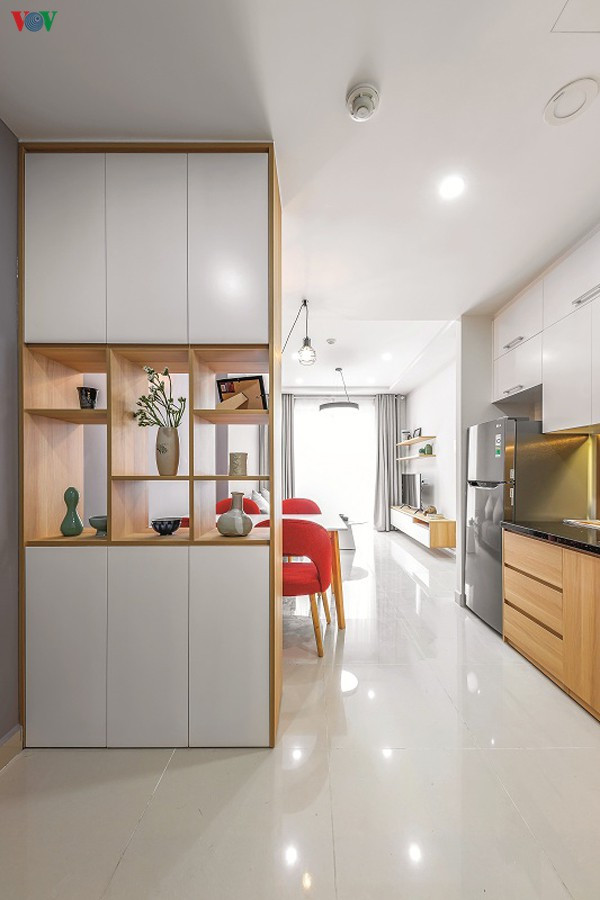 Một chiếc tủ ngăn cách khéo, ước lệ giữa khu vực sảnh và bàn ăn. Các mảng trống làm sự ngăn cách trở nên nhẹ nhàng và tăng cường ánh sáng cho sảnh. Một chiếc tủ ngăn cách khéo, ước lệ giữa khu vực sảnh và bàn ăn. Các mảng trống làm sự ngăn cách trở nên nhẹ nhàng và tăng cường ánh sáng cho sảnh.