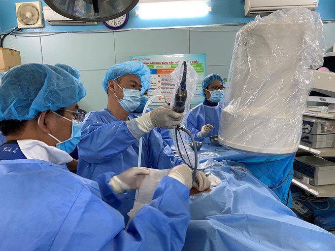Các bác sĩ đang mổ lấy sỏi thận cho bệnh nhi - Ảnh: BVCC Các bác sĩ đang mổ lấy sỏi thận cho bệnh nhi - Ảnh: BVCC