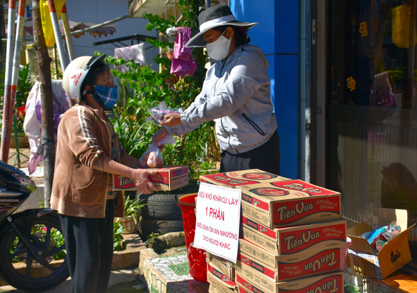 Nhà hảo tâm phát quà cho người bán vé số trên địa bàn phường Yên Thế (TP. Pleiku). Ảnh: H.P